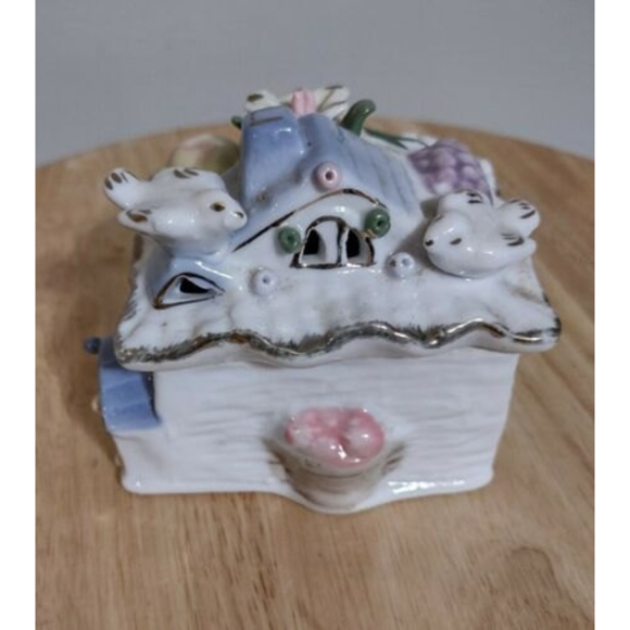 Vintage Capodimonte style Ceramic Square Covered Trinket Dish with Flowers - Picture 1 of 8